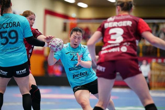 RECORD DATE NOT STATED Szene mit Natsuki Aizawa (23; Thüringer HC) und Nina Engel (6; HSG Bensheim Auerbach) Szene mit Natsuki Aizawa (23; Thüringer HC) und Nina Engel (6; HSG Bensheim Auerbach)