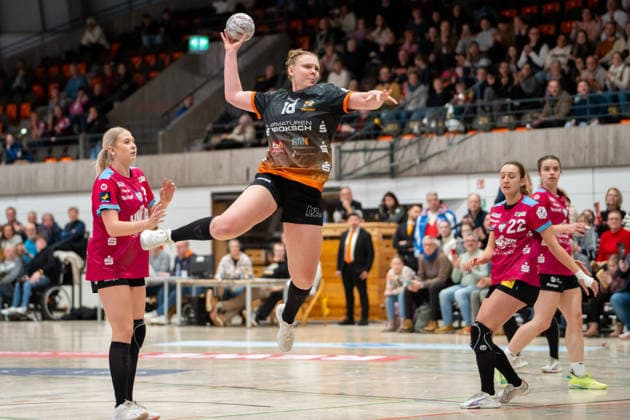 Handball I Frauen I Saison 2025-2026 I 2. Bundesliga I 12. Spieltag I VfL Waiblingen - Rostocker HC I 03.01.2026 Kimberly Eileen Gisa (18, VfL Waiblingen Tigers) im Wurf Waiblingen Rundsporthalle Baden-Württemberg Deutschland Copyright: xLobeca MaxxPetershansx
