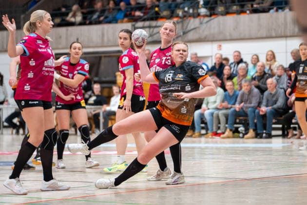 Handball I Frauen I Saison 2025-2026 I 2. Bundesliga I 12. Spieltag I VfL Waiblingen - Rostocker HC I 03.01.2026 Kimberly Eileen Gisa (18, VfL Waiblingen Tigers) im Wurf Waiblingen Rundsporthalle Baden-Württemberg Deutschland Copyright: xLobeca MaxxPetershansx