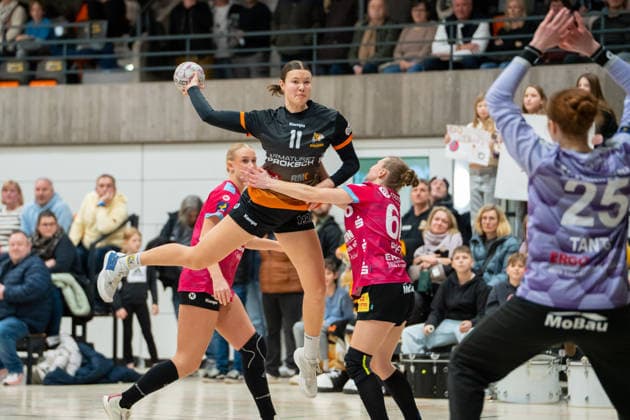 Handball I Frauen I Saison 2025-2026 I 2. Bundesliga I 12. Spieltag I VfL Waiblingen - Rostocker HC I 03.01.2026 Lena Klingler (11, VfL Waiblingen Tigers) im Wurf Waiblingen Rundsporthalle Baden-Württemberg Deutschland Copyright: xLobeca MaxxPetershansx