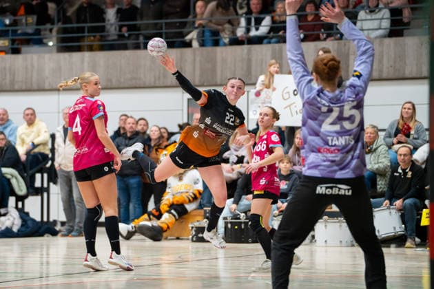 Handball I Frauen I Saison 2025-2026 I 2. Bundesliga I 12. Spieltag I VfL Waiblingen - Rostocker HC I 03.01.2026 Cosima Würdinger (22, VfL Waiblingen Tigers) im Wurf Waiblingen Rundsporthalle Baden-Württemberg Deutschland Copyright: xLobeca MaxxPetershansx