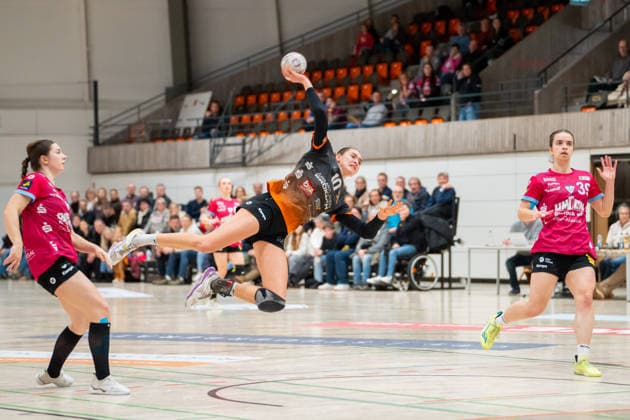 Handball I Frauen I Saison 2025-2026 I 2. Bundesliga I 12. Spieltag I VfL Waiblingen - Rostocker HC I 03.01.2026 Isabel Kattner (10, VfL Waiblingen Tigers) im Wurf Waiblingen Rundsporthalle Baden-Württemberg Deutschland Copyright: xLobeca MaxxPetershansx