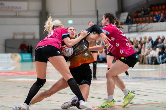Handball I Frauen I Saison 2025-2026 I 2. Bundesliga I 12. Spieltag I VfL Waiblingen - Rostocker HC I 03.01.2026 Isabel Kattner (10, VfL Waiblingen Tigers) wird hart verteidigt von Rostock Waiblingen Rundsporthalle Baden-Württemberg Deutschland Copyright: xLobeca MaxxPetershansx