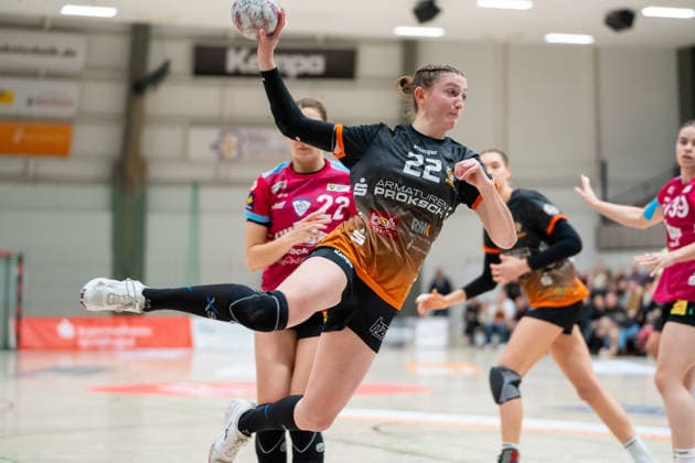 Handball I Frauen I Saison 2025-2026 I 2. Bundesliga I 12. Spieltag I VfL Waiblingen - Rostocker HC I 03.01.2026 Cosima Würdinger (22, VfL Waiblingen Tigers) im Wurf Waiblingen Rundsporthalle Baden-Württemberg Deutschland Copyright: xLobeca MaxxPetershansx