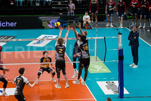 Volleyball I Herren I Saison 2025 2026 I Bundesliga I SVG Lüneburg - Barock Volleys MTV Ludwigsburg I 03.01.2026 Block aus Philipp Herrmann (2, Barock Volleys MTV Ludwigsburg) und Nyherowo Omene (16, Barock Volleys MTV Ludwigsburg) gegen Daniel Gruvaeus (2, SVG Lüneburg) Copyright: xLobeca Bjorn-OlexKehmx
