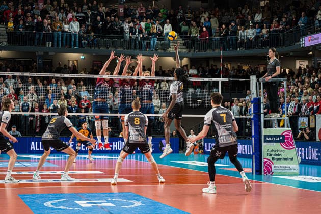Volleyball I Herren I Saison 2025 2026 I Bundesliga I SVG Lüneburg - Barock Volleys MTV Ludwigsburg I 03.01.2026 Nyherowo Omene (16, Barock Volleys MTV Ludwigsburg) gegen den Block aus Daniel Gruvaeus (2, SVG Lüneburg), Joscha Kunstmann (7, SVG Lüneburg) und Santeri Riku Matias Välimaa (12, SVG Lüneburg) Copyright: xLobeca Bjorn-OlexKehmx