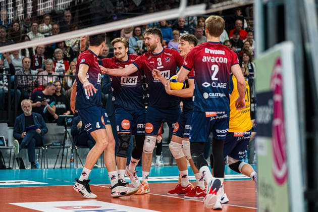 Volleyball I Herren I Saison 2025 2026 I Bundesliga I SVG Lüneburg - Barock Volleys MTV Ludwigsburg I 03.01.2026 Mannschaft der SVG Lüneburg freut sich nach Punktgewinn Copyright: xLobeca Bjorn-OlexKehmx