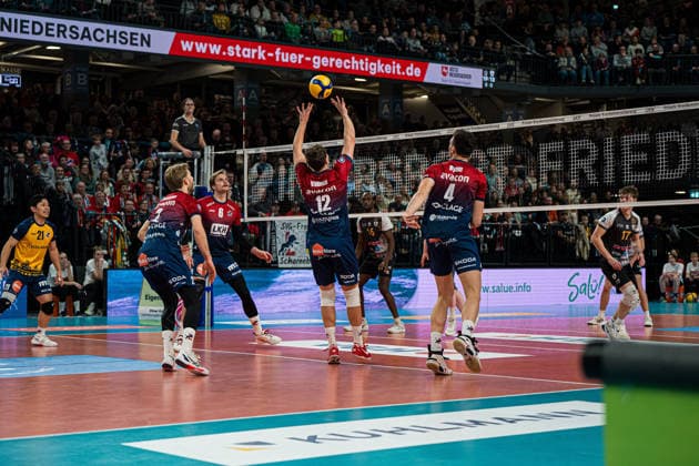 Volleyball I Herren I Saison 2025 2026 I Bundesliga I SVG Lüneburg - Barock Volleys MTV Ludwigsburg I 03.01.2026 Santeri Riku Matias Välimaa (12, SVG Lüneburg) spielt den Ball zu Copyright: xLobeca Bjorn-OlexKehmx