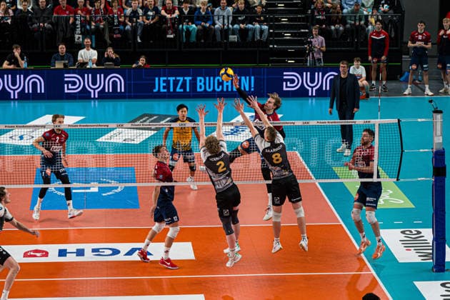 Volleyball I Herren I Saison 2025 2026 I Bundesliga I SVG Lüneburg - Barock Volleys MTV Ludwigsburg I 03.01.2026 Jackson Clifford Howe (6, SVG Lüneburg) gegen Philipp Herrmann (2, Barock Volleys MTV Ludwigsburg) und Tomi Saarinen (8, Barock Volleys MTV Ludwigsburg) Copyright: xLobeca Bjorn-OlexKehmx