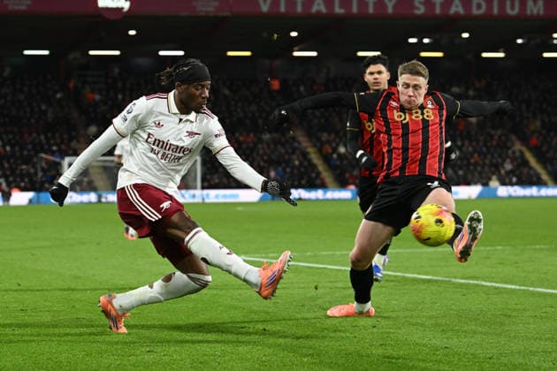 Bournemouth v Arsenal, Premier League Noni Madueke (20) of Arsenal crosses the ball as Adrien Truffert (3) of AFC Bournemouth challenges during the Premier League match between Bournemouth and Arsenal at the Vitality Stadium, Bournemouth, UK on 3 January 2026. Bournemouth Vitality Stadium Dorset UK Editorial use only DataCo restrictions apply See www.football-dataco.com , Copyright: xGrahamxHuntx PSI-23517-0252