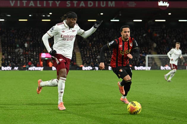 Bournemouth v Arsenal, Premier League Noni Madueke (20) of Arsenal on the attack battles for possession with Justin Kluivert (19) of AFC Bournemouth during the Premier League match between Bournemouth and Arsenal at the Vitality Stadium, Bournemouth, UK on 3 January 2026. Bournemouth Vitality Stadium Dorset UK Editorial use only DataCo restrictions apply See www.football-dataco.com , Copyright: xGrahamxHuntx PSI-23517-0255