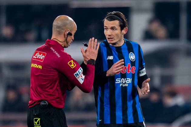 BERGAMO, ITALY - JANUARY 3: referee Michael Fabbri in discussion with Marten de Roon of Atalanta BC during the Serie A match between Atalanta BC and AS Roma at the New Balance Arena on January 3, 2026 in Bergamo, Italy. (Photo by Rene Nijhuis) SPO  Copyright: xRenexNijhuis