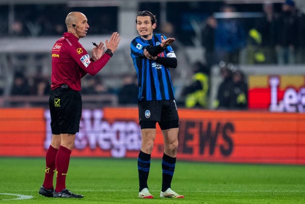 BERGAMO, ITALY - JANUARY 3: referee Michael Fabbri in discussion with Marten de Roon of Atalanta BC during the Serie A match between Atalanta BC and AS Roma at the New Balance Arena on January 3, 2026 in Bergamo, Italy. (Photo by Rene Nijhuis) SPO  Copyright: xRenexNijhuis