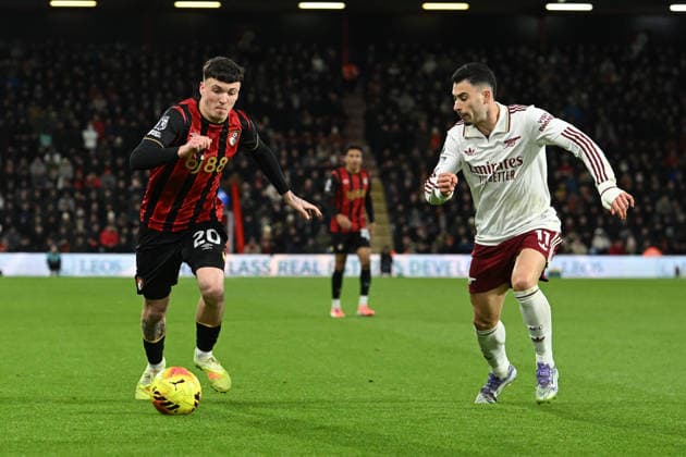 Bournemouth v Arsenal, Premier League Alex Jimenez (20) of AFC Bournemouth on the attack battles for possession with Gabriel Martinelli (11) of Arsenal during the Premier League match between Bournemouth and Arsenal at the Vitality Stadium, Bournemouth, UK on 3 January 2026. Bournemouth Vitality Stadium Dorset UK Editorial use only DataCo restrictions apply See www.football-dataco.com , Copyright: xGrahamxHuntx PSI-23517-0281