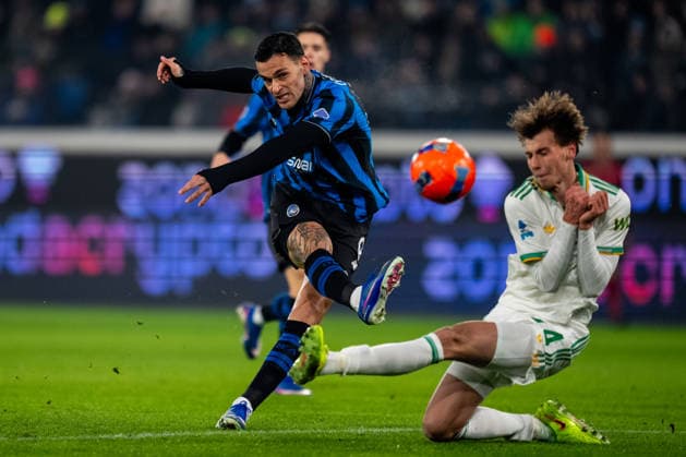 BERGAMO, ITALY - JANUARY 3: Gianluca Scamacca of Atalanta BC shoots under pressure from Jan Ziolkowski of AS Roma during the Serie A match between Atalanta BC and AS Roma at the New Balance Arena on January 3, 2026 in Bergamo, Italy. (Photo by Rene Nijhuis) SPO  Copyright: xRenexNijhuis