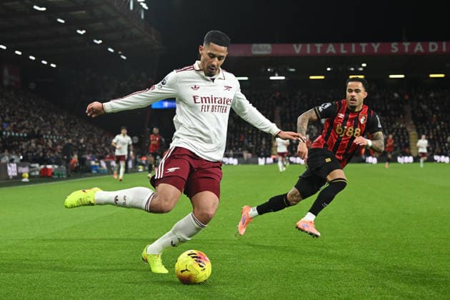 Bournemouth v Arsenal, Premier League William Saliba (2) of Arsenal battles for possession with Justin Kluivert (19) of AFC Bournemouth during the Premier League match between Bournemouth and Arsenal at the Vitality Stadium, Bournemouth, UK on 3 January 2026. Bournemouth Vitality Stadium Dorset UK Editorial use only DataCo restrictions apply See www.football-dataco.com , Copyright: xGrahamxHuntx PSI-23517-0285