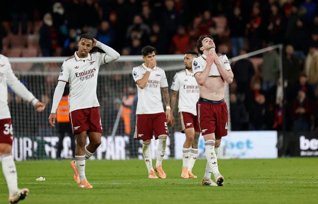 3rd January 2026, Bournemouth, Dorset, England; Premier League Football, AFC Bournemouth versus Arsenal; Arsenal players show appreciation to travelling fans after the match  HongboxChen