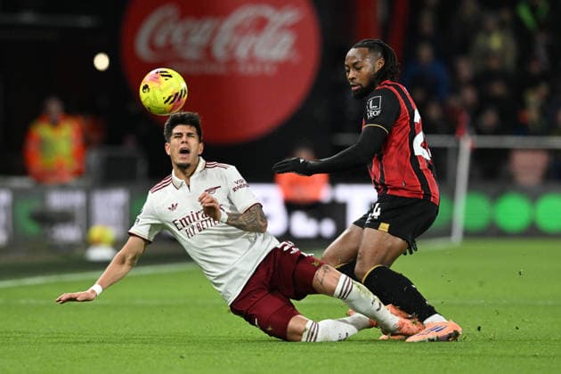 Bournemouth v Arsenal, Premier League Antoine Semenyo (24) of AFC Bournemouth fouls Piero Hincapie (5) of Arsenal during the Premier League match between Bournemouth and Arsenal at the Vitality Stadium, Bournemouth, UK on 3 January 2026. Bournemouth Vitality Stadium Dorset UK Editorial use only DataCo restrictions apply See www.football-dataco.com , Copyright: xGrahamxHuntx PSI-23517-0304