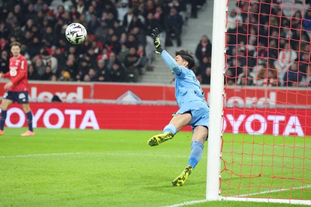FOOTBALL : LOSC Lille vs Stade Rennais - Ligue 1 J17 - 03 01 2026 Berke ÖZER (LOSC Lille) encaisse un but de Przemyslaw FRANKOWSKI (Stade Rennais) lors du match LOSC Lille vs Stade Rennais, Ligue 1 J17, Decathlon Arena stade Pierre Mauroy, le 3 janvier 2026 - photo Laurent Sanson PsnewZ  Copyright: xLaurentxSANSONx xPsnewZx