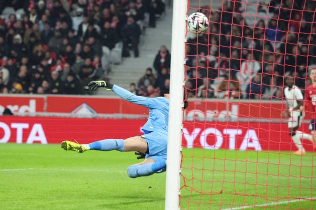 FOOTBALL : LOSC Lille vs Stade Rennais - Ligue 1 J17 - 03 01 2026 Berke ÖZER (LOSC Lille) encaisse un but de Przemyslaw FRANKOWSKI (Stade Rennais) lors du match LOSC Lille vs Stade Rennais, Ligue 1 J17, Decathlon Arena stade Pierre Mauroy, le 3 janvier 2026 - photo Laurent Sanson PsnewZ  Copyright: xLaurentxSANSONx xPsnewZx