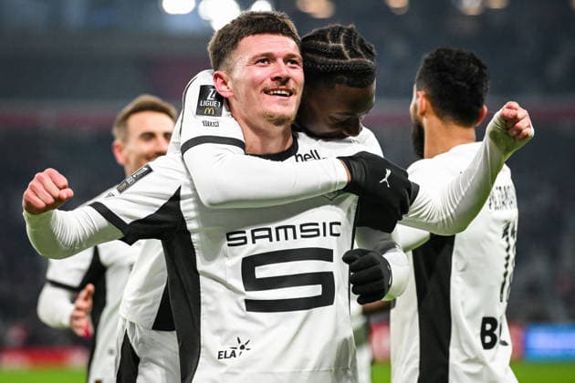 January 3, 2026, Villeneuve-D ascq, France, France: Quentin MERLIN of Rennes celebrate his goal with teammates during the Ligue 1 match between Lille OSC (LOSC) and Stade Rennais (Rennes) at Pierre Mauroy Stadium on January 03, 2026 in Villeneuve-d Ascq near Lille, France. Villeneuve-D ascq France - ZUMAm308 20260103_zsp_m308_011 Copyright: xMatthieuxMirvillex