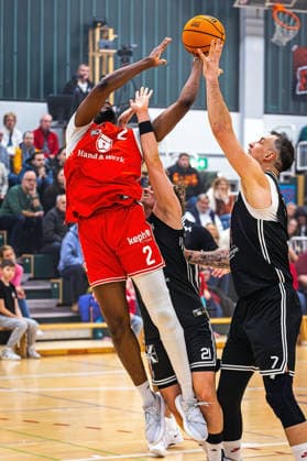 03.01.2026, xovx, Basketball 1. Regionalliga Südwest, Lich Basketball - TSG Söflingen v.l. Christopher Michael Osobaye (Lich Basketball), Lenny Ertekin (TSG Söflingen), Yasin Turan (TSG Söflingen), Marko Markovic (TSG Söflingen) Lich Dietrich-Bonhoeffer-Halle Hessen Deutschland (DE)