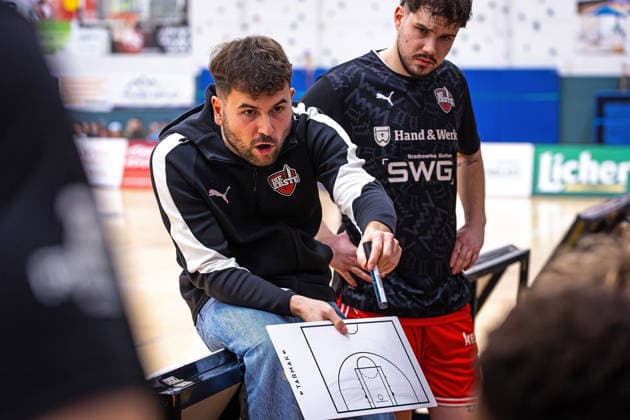 03.01.2026, xovx, Basketball 1. Regionalliga Südwest, Lich Basketball - TSG Söflingen Anweisungen von Trainer Lucas Nasev (Lich Basketball) an sein Team. Lich Dietrich-Bonhoeffer-Halle Hessen Deutschland (DE)