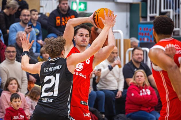 03.01.2026, xovx, Basketball 1. Regionalliga Südwest, Lich Basketball - TSG Söflingen v.l. Lenny Ertekin (TSG Söflingen), Orkun Mehmed (Lich Basketball), David Amaize (Lich Basketball) Lich Dietrich-Bonhoeffer-Halle Hessen Deutschland (DE)