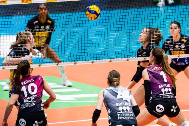 03.01.2026, GER, Volleyball, Frauen, 1.BL, Hauptrunde, Saison 25 26, VfB 91 Suhl Lotto Thueringen - Schwarz-Weiss Erfurt Monika Brancuska (VfB 91 Suhl Lotto Thueringen), Laura Berger (VfB 91 Suhl Lotto Thueringen), Kinga Szuecs (Schwarz-Weiss Erfurt), Lotte Goertz (Schwarz-Weiss Erfurt) und Alina Zellin (Schwarz-Weiss Erfurt) schauen dem Ball nach 99817 Eisenach Werner-Assmann-Halle Am Sportp Thüringen Deutschland