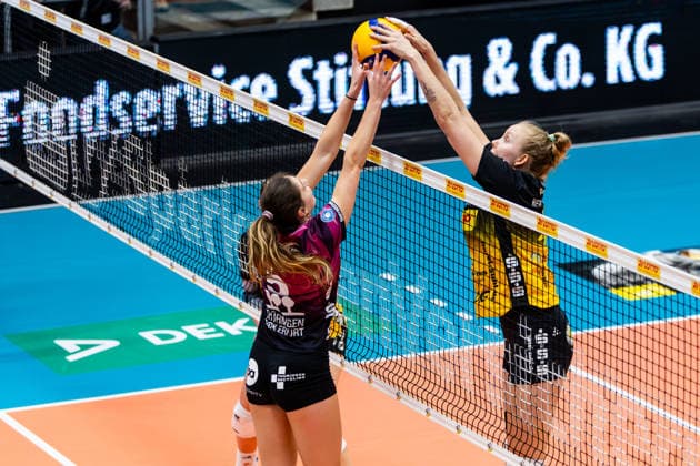 03.01.2026, GER, Volleyball, Frauen, 1.BL, Hauptrunde, Saison 25 26, VfB 91 Suhl Lotto Thueringen - Schwarz-Weiss Erfurt Emilie Respaut (Schwarz-Weiss Erfurt) am Netz im Duell gegen Roosa Laakkonen (VfB 91 Suhl Lotto Thueringen) 99817 Eisenach Werner-Assmann-Halle Am Sportp Thüringen Deutschland