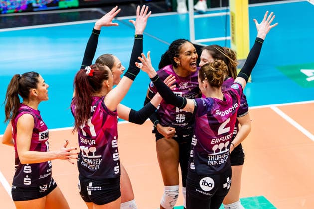 03.01.2026, GER, Volleyball, Frauen, 1.BL, Hauptrunde, Saison 25 26, VfB 91 Suhl Lotto Thueringen - Schwarz-Weiss Erfurt Alianza Darley (Schwarz-Weiss Erfurt) beim Jubel gemeinsam mit Emilie Respaut (Schwarz-Weiss Erfurt), Elizabeth Sandbothe (Schwarz-Weiss Erfurt), Isabel Kovacic (Schwarz-Weiss Erfurt), Kinga Szuecs (Schwarz-Weiss Erfurt) 99817 Eisenach Werner-Assmann-Halle Am Sportp Thüringen Deutschland