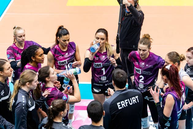 03.01.2026, GER, Volleyball, Frauen, 1.BL, Hauptrunde, Saison 25 26, VfB 91 Suhl Lotto Thueringen - Schwarz-Weiss Erfurt Alina Zellin (Schwarz-Weiss Erfurt) während einer Auszeit mit ihrer Mannschaft Team 99817 Eisenach Werner-Assmann-Halle Am Sportp Thüringen Deutschland