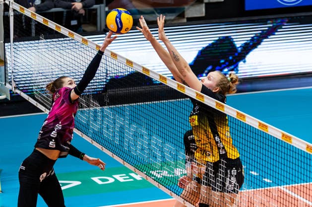 03.01.2026, GER, Volleyball, Frauen, 1.BL, Hauptrunde, Saison 25 26, VfB 91 Suhl Lotto Thueringen - Schwarz-Weiss Erfurt Elizabeth Sandbothe (Schwarz-Weiss Erfurt) am Netzt im Duell gegen Roosa Laakkonen (VfB 91 Suhl Lotto Thueringen) 99817 Eisenach Werner-Assmann-Halle Am Sportp Thüringen Deutschland