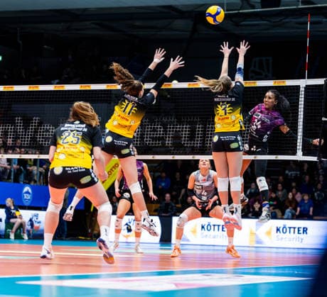 03.01.2026, GER, Volleyball, Frauen, 1.BL, Hauptrunde, Saison 25 26, VfB 91 Suhl Lotto Thueringen - Schwarz-Weiss Erfurt Alianza Darley (Schwarz-Weiss Erfurt), Laura Berger (VfB 91 Suhl Lotto Thueringen), Lara Nagels (VfB 91 Suhl Lotto Thueringen) 99817 Eisenach Werner-Assmann-Halle Am Sportp Thüringen Deutschland