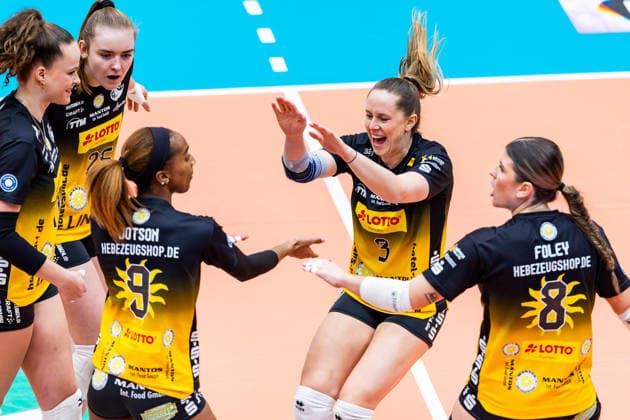 03.01.2026, GER, Volleyball, Frauen, 1.BL, Hauptrunde, Saison 25 26, VfB 91 Suhl Lotto Thueringen - Schwarz-Weiss Erfurt Lara Nagels (VfB 91 Suhl Lotto Thueringen) jubelt gemeinsam mit ihren Mitspielerinnen Mannschaft Team 99817 Eisenach Werner-Assmann-Halle Am Sportp Thüringen Deutschland