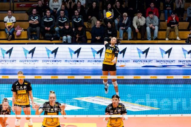 03.01.2026, GER, Volleyball, Frauen, 1.BL, Hauptrunde, Saison 25 26, VfB 91 Suhl Lotto Thueringen - Schwarz-Weiss Erfurt Laura Berger (VfB 91 Suhl Lotto Thueringen) beim Aufschlag 99817 Eisenach Werner-Assmann-Halle Am Sportp Thüringen Deutschland