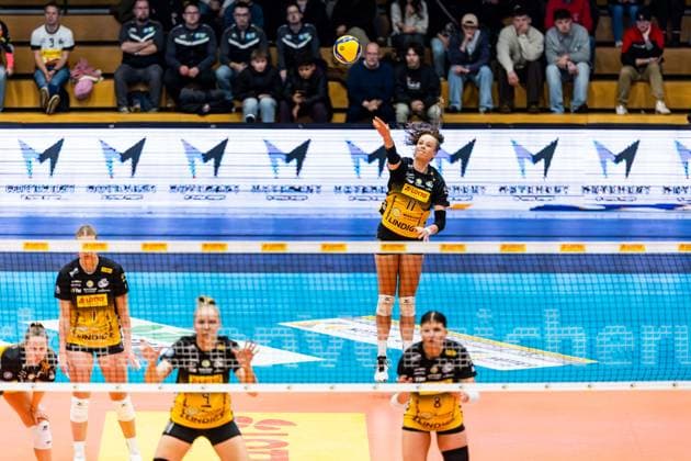 03.01.2026, GER, Volleyball, Frauen, 1.BL, Hauptrunde, Saison 25 26, VfB 91 Suhl Lotto Thueringen - Schwarz-Weiss Erfurt Laura Berger (VfB 91 Suhl Lotto Thueringen) beim Aufschlag 99817 Eisenach Werner-Assmann-Halle Am Sportp Thüringen Deutschland
