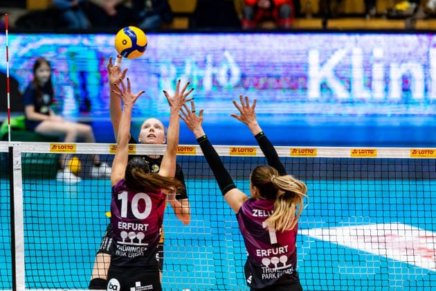 03.01.2026, GER, Volleyball, Frauen, 1.BL, Hauptrunde, Saison 25 26, VfB 91 Suhl Lotto Thueringen - Schwarz-Weiss Erfurt Roosa Laakkonen (VfB 91 Suhl Lotto Thueringen), Kinga Szuecs (Schwarz-Weiss Erfurt), Alina Zellin (Schwarz-Weiss Erfurt) 99817 Eisenach Werner-Assmann-Halle Am Sportp Thüringen Deutschland