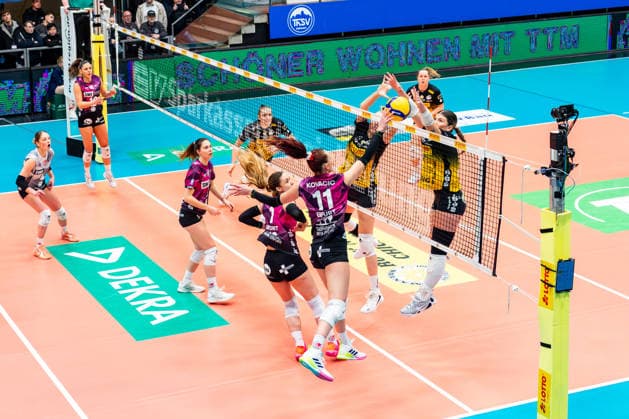 03.01.2026, GER, Volleyball, Frauen, 1.BL, Hauptrunde, Saison 25 26, VfB 91 Suhl Lotto Thueringen - Schwarz-Weiss Erfurt Isabel Kovacic (Schwarz-Weiss Erfurt) am Netz im Duell gegen Roosa Laakkonen (VfB 91 Suhl Lotto Thueringen) und Mackenzie Foley (VfB 91 Suhl Lotto Thueringen) 99817 Eisenach Werner-Assmann-Halle Am Sportp Thüringen Deutschland