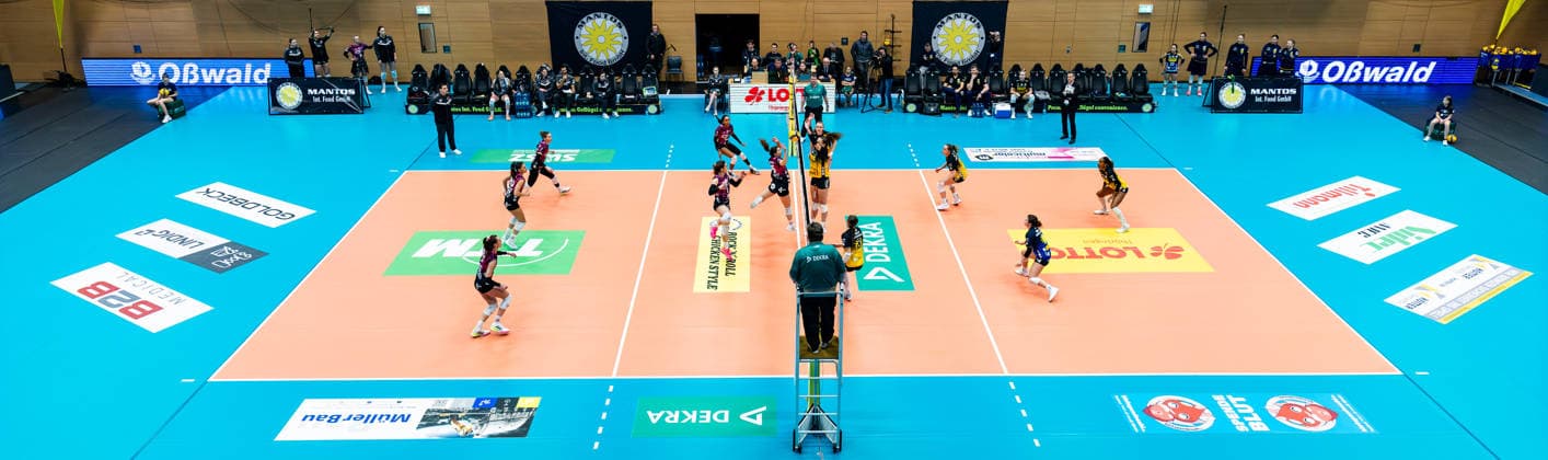 03.01.2026, GER, Volleyball, Frauen, 1.BL, Hauptrunde, Saison 25 26, VfB 91 Suhl Lotto Thueringen - Schwarz-Weiss Erfurt Emilie Respaut (Schwarz-Weiss Erfurt), Laura Berger (VfB 91 Suhl Lotto Thueringen), Monika Brancuska (VfB 91 Suhl Lotto Thueringen) 99817 Eisenach Werner-Assmann-Halle Am Sportp Thüringen Deutschland
