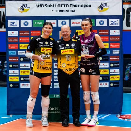 03.01.2026, GER, Volleyball, Frauen, 1.BL, Hauptrunde, Saison 25 26, VfB 91 Suhl Lotto Thueringen - Schwarz-Weiss Erfurt Ralf Weber (Geschäftsführer Inhaber der Firma Mantos International Food GmbH) gemeinsam mit Mackenzie Foley (VfB 91 Suhl Lotto Thueringen) und Isabel Kovacic (Schwarz-Weiss Erfurt) 99817 Eisenach Werner-Assmann-Halle Am Sportp Thüringen Deutschland