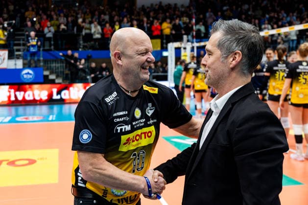 03.01.2026, GER, Volleyball, Frauen, 1.BL, Hauptrunde, Saison 25 26, VfB 91 Suhl Lotto Thueringen - Schwarz-Weiss Erfurt Ralf Weber (Geschäftsführer Inhaber der Firma Mantos International Food GmbH) gemeinsam mit Laszlo Hollosy (VfB 91 Suhl Lotto Thueringen) 99817 Eisenach Werner-Assmann-Halle Am Sportp Thüringen Deutschland