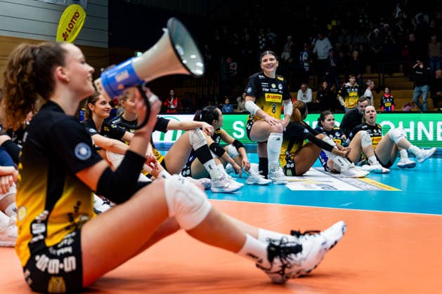 03.01.2026, GER, Volleyball, Frauen, 1.BL, Hauptrunde, Saison 25 26, VfB 91 Suhl Lotto Thueringen - Schwarz-Weiss Erfurt der VfB 91 Suhl Lotto Thueringen gewinnt in Eisenach das Thüringen-Derby gegen Schwarz-Weiss Erfurt, im Bild zu sehen im Vordergrund Laura Berger (VfB 91 Suhl Lotto Thueringen) mit einem Megafon und Mackenzie Foley (VfB 91 Suhl Lotto Thueringen) 99817 Eisenach Werner-Assmann-Halle Am Sportp Thüringen Deutschland