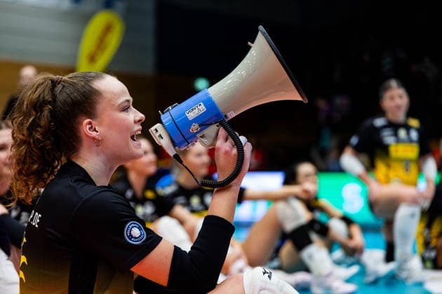 03.01.2026, GER, Volleyball, Frauen, 1.BL, Hauptrunde, Saison 25 26, VfB 91 Suhl Lotto Thueringen - Schwarz-Weiss Erfurt der VfB 91 Suhl Lotto Thueringen gewinnt in Eisenach das Thüringen-Derby gegen Schwarz-Weiss Erfurt, im Bild zu sehen Laura Berger (VfB 91 Suhl Lotto Thueringen) mit einem Megafon 99817 Eisenach Werner-Assmann-Halle Am Sportp Thüringen Deutschland