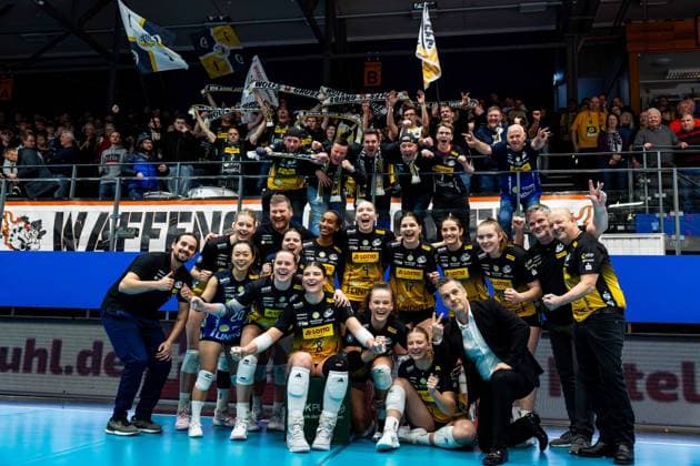 03.01.2026, GER, Volleyball, Frauen, 1.BL, Hauptrunde, Saison 25 26, VfB 91 Suhl Lotto Thueringen - Schwarz-Weiss Erfurt der VfB 91 Suhl Lotto Thueringen gewinnt in Eisenach das Thüringen-Derby gegen Schwarz-Weiss Erfurt, im Bild zu sehen das Siegerfoto gemeinsam mit den Fans und Ralf Weber (Geschäftsführer Inhaber der Firma Mantos International Food GmbH) 99817 Eisenach Werner-Assmann-Halle Am Sportp Thüringen Deutschland