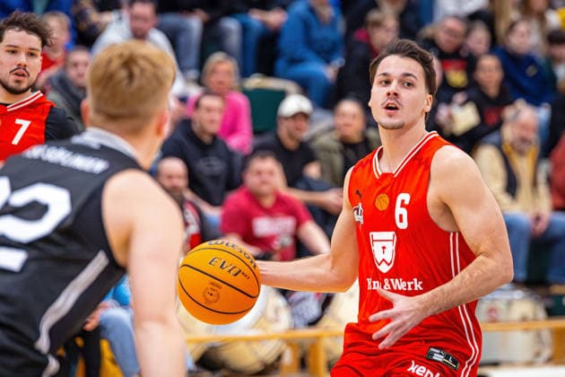 03.01.2026, xovx, Basketball 1. Regionalliga Südwest, Lich Basketball - TSG Söflingen v.l. Christopher Michael Osobaye (Lich Basketball), Finn Lehner (TSG Söflingen), Orkun Mehmed (Lich Basketball) Lich Dietrich-Bonhoeffer-Halle Hessen Deutschland (DE)