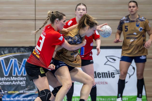 Handball Bundesliga Frauen, Saison 2025 2026 SV Union Halle-Neustadt vs.Buxtehuder SV Halle, Deutschland 03.Januar 2026: Im Bild:v. li. im Zweikampf Madeleine Östlund Oestlund (Halle) und Isabelle Doelle (Buxtehude) Halle Saale SWH Arena Sachsen-Anhalt Deutschland