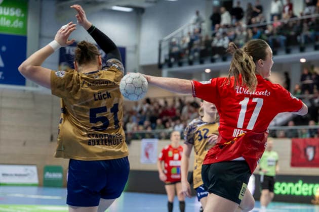 Handball Bundesliga Frauen, Saison 2025 2026 SV Union Halle-Neustadt vs.Buxtehuder SV Halle, Deutschland 03.Januar 2026: Im Bild:v.li.Lyn Elisabeth Lück Lueck (Buxtehude) und Emma Hertha (Halle) Halle Saale SWH Arena Sachsen-Anhalt Deutschland