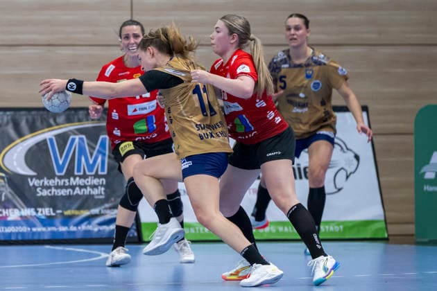 Handball Bundesliga Frauen, Saison 2025 2026 SV Union Halle-Neustadt vs.Buxtehuder SV Halle, Deutschland 03.Januar 2026: Im Bild:v. li. im Zweikampf Isabelle Doelle (Buxtehude) und Fabienne Büch Buech (Halle) Halle Saale SWH Arena Sachsen-Anhalt Deutschland