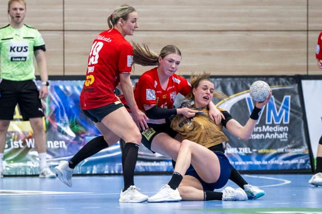 Handball Bundesliga Frauen, Saison 2025 2026 SV Union Halle-Neustadt vs.Buxtehuder SV Halle, Deutschland 03.Januar 2026: Im Bild:v.li.Lea Gruber (Halle), Fabienne Büch Buech (Halle) und Isabelle Doelle (Buxtehude) Halle Saale SWH Arena Sachsen-Anhalt Deutschland